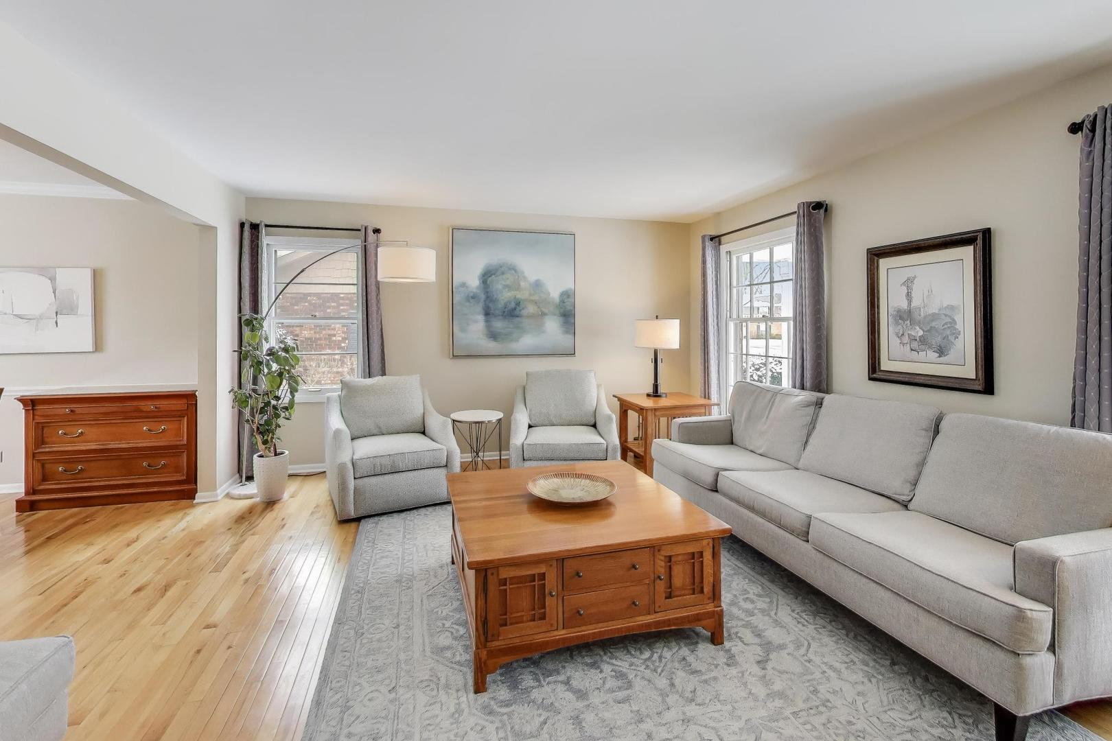 913 N Arrowhead Drive, Palatine, IL 60074