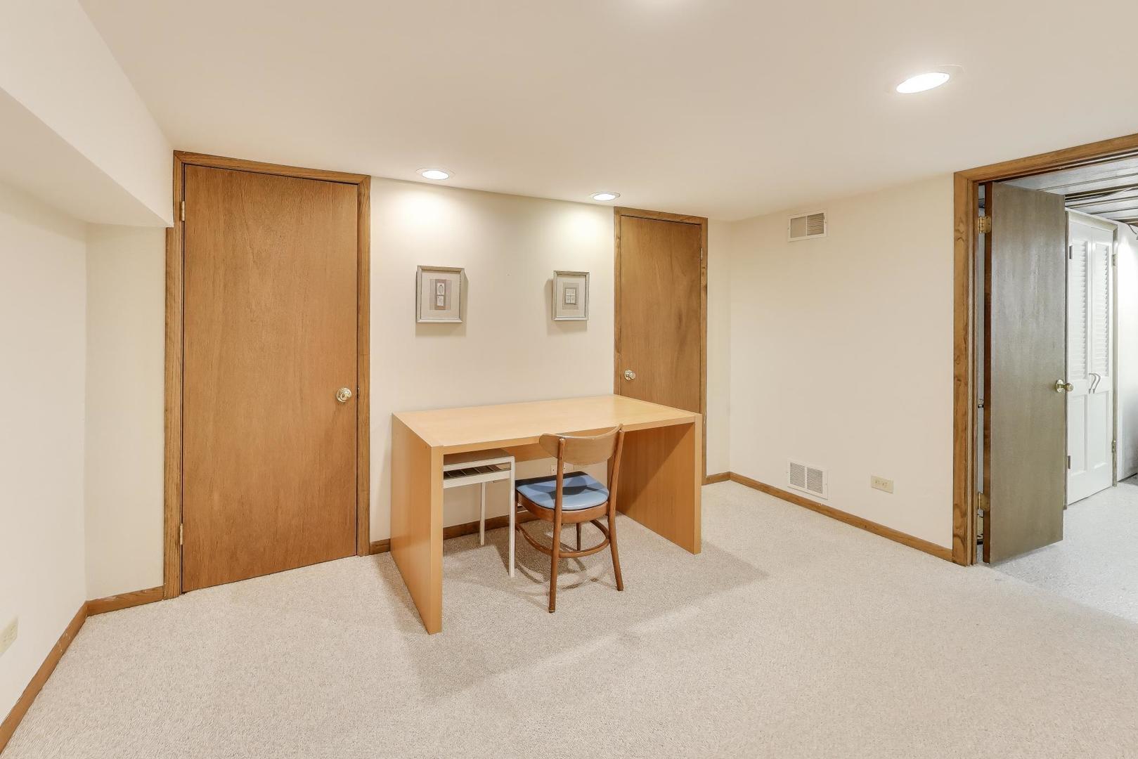 913 N Arrowhead Drive, Palatine, IL 60074