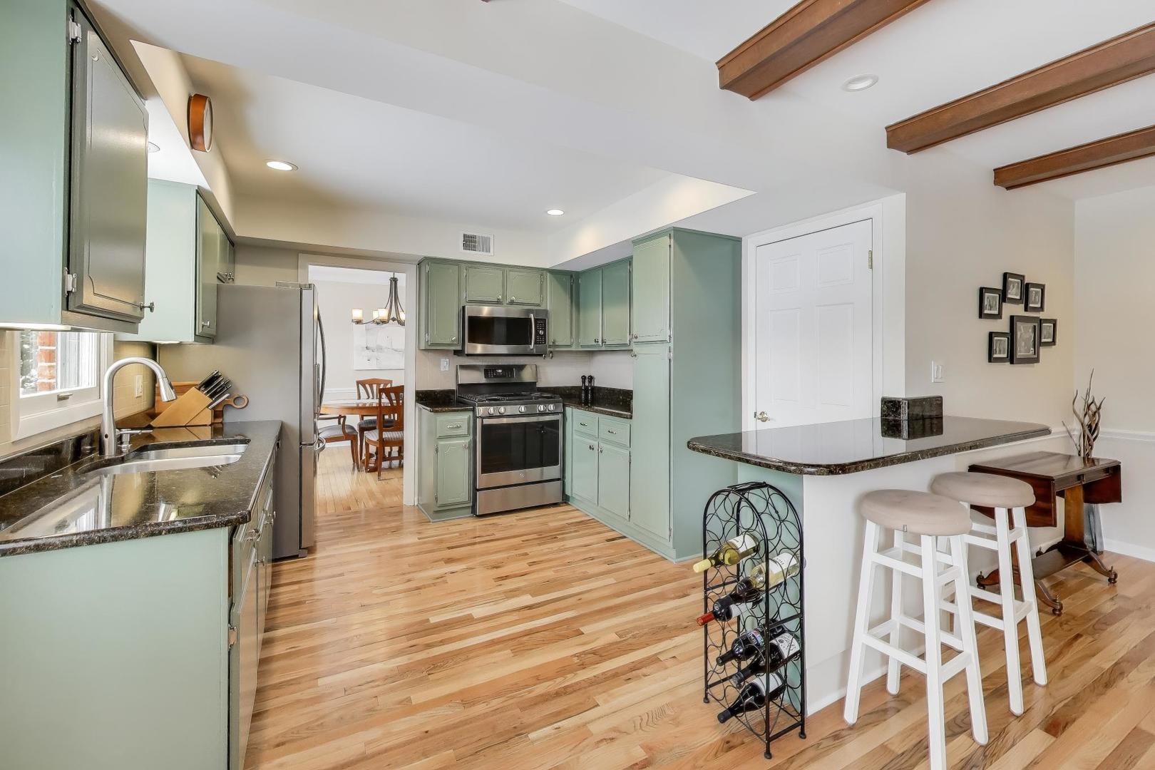 913 N Arrowhead Drive, Palatine, IL 60074