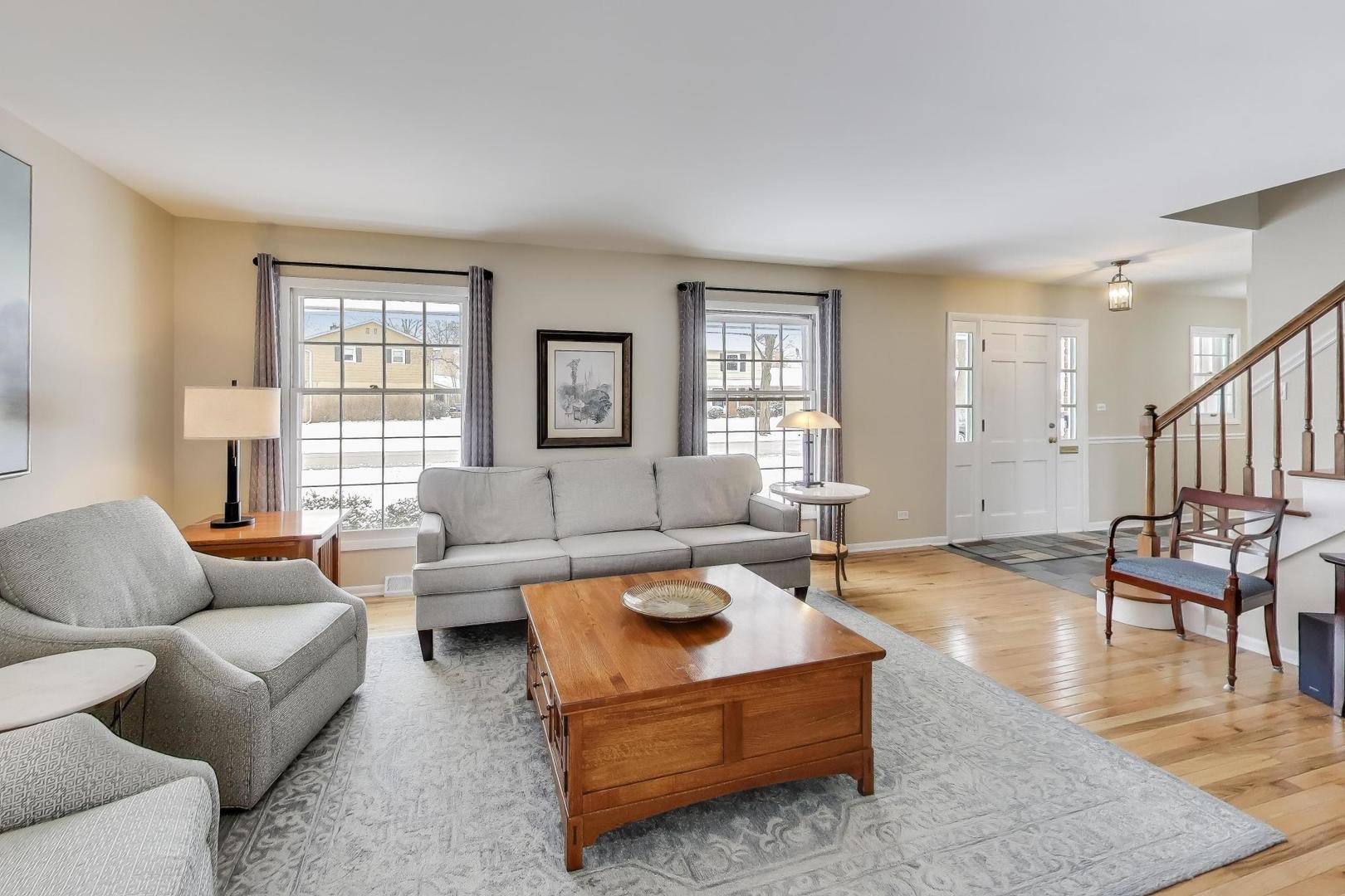 913 N Arrowhead Drive, Palatine, IL 60074