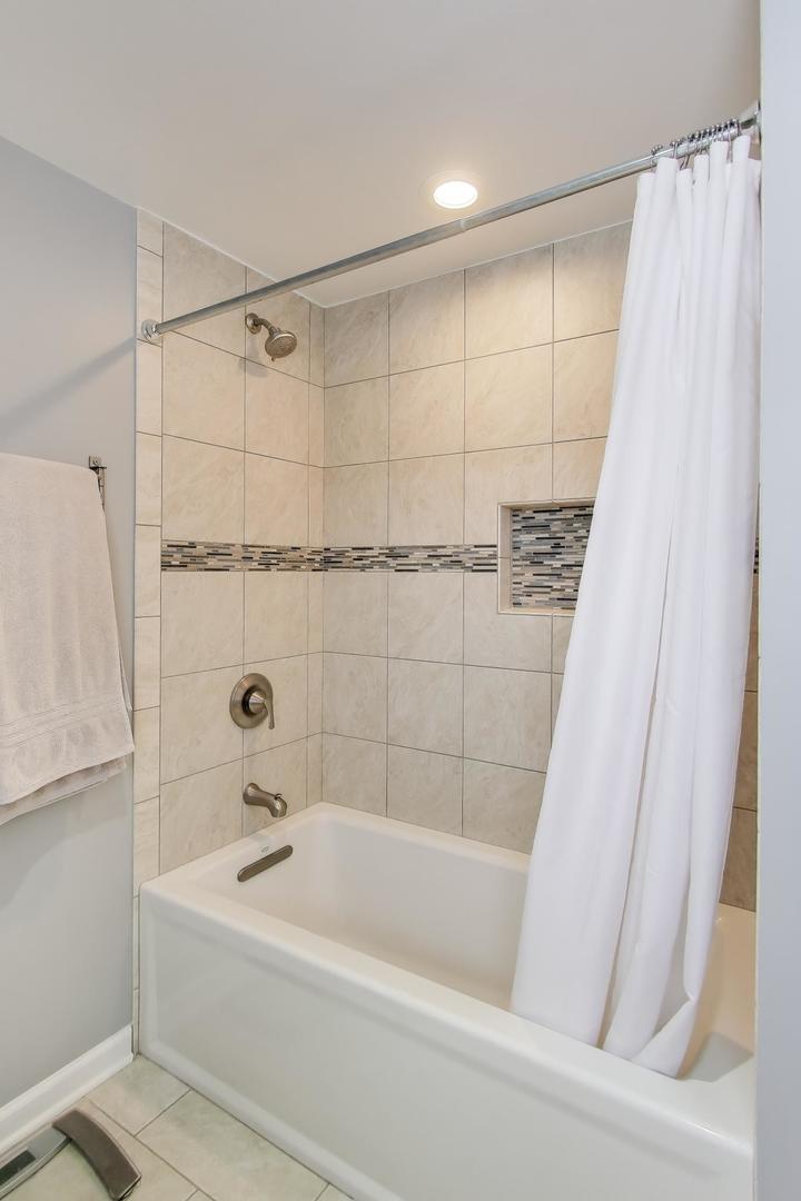 913 N Arrowhead Drive, Palatine, IL 60074