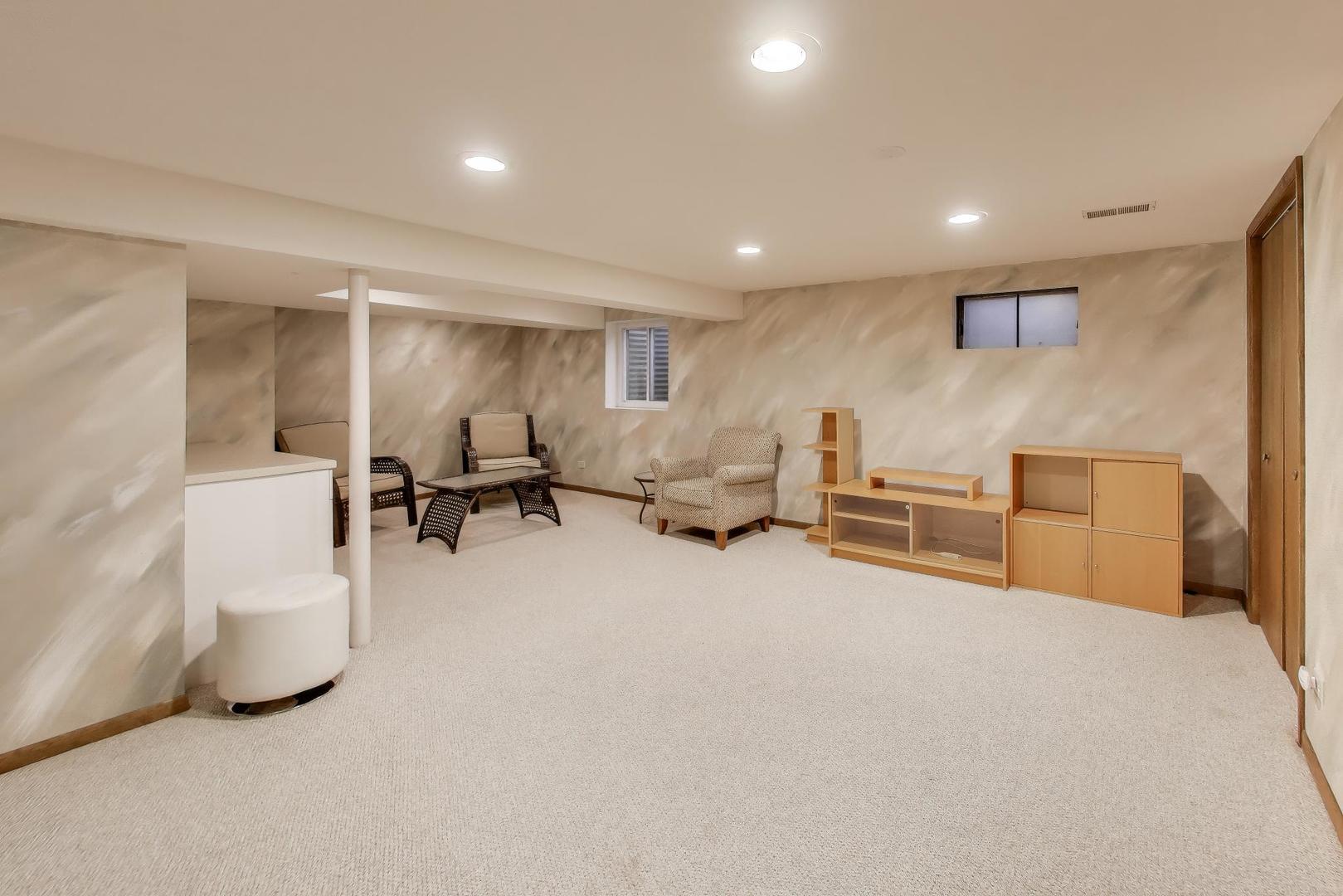 913 N Arrowhead Drive, Palatine, IL 60074