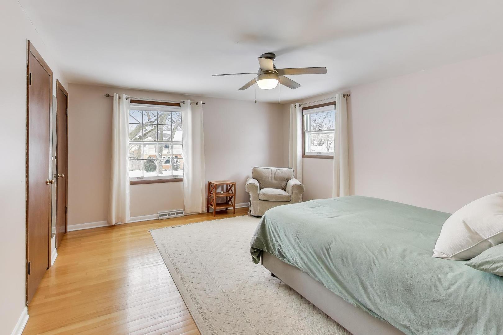 913 N Arrowhead Drive, Palatine, IL 60074