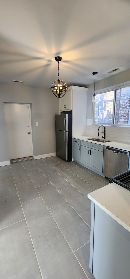 7556 S KENWOOD Avenue #2, Chicago, IL 60619