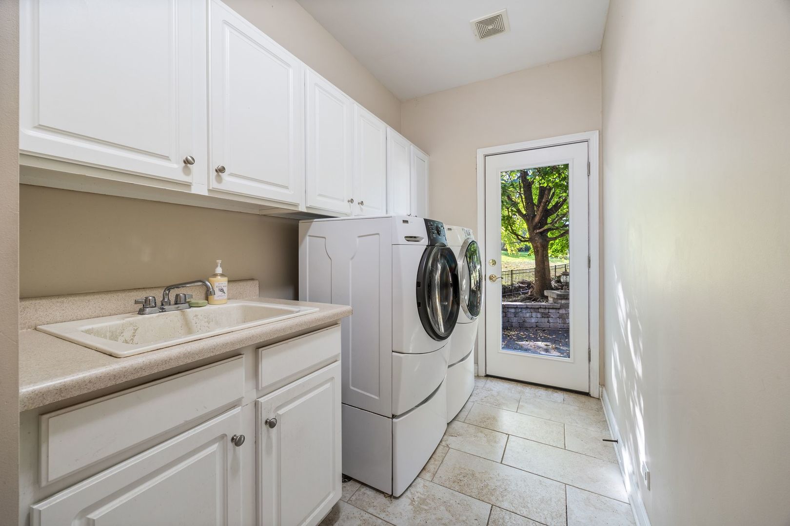 238 Willowwood Drive, Oswego, IL 60543