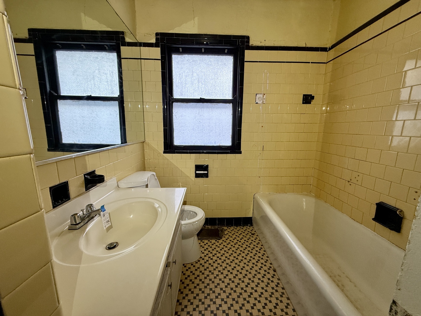 7741 S Oglesby Avenue, Chicago, IL 60649