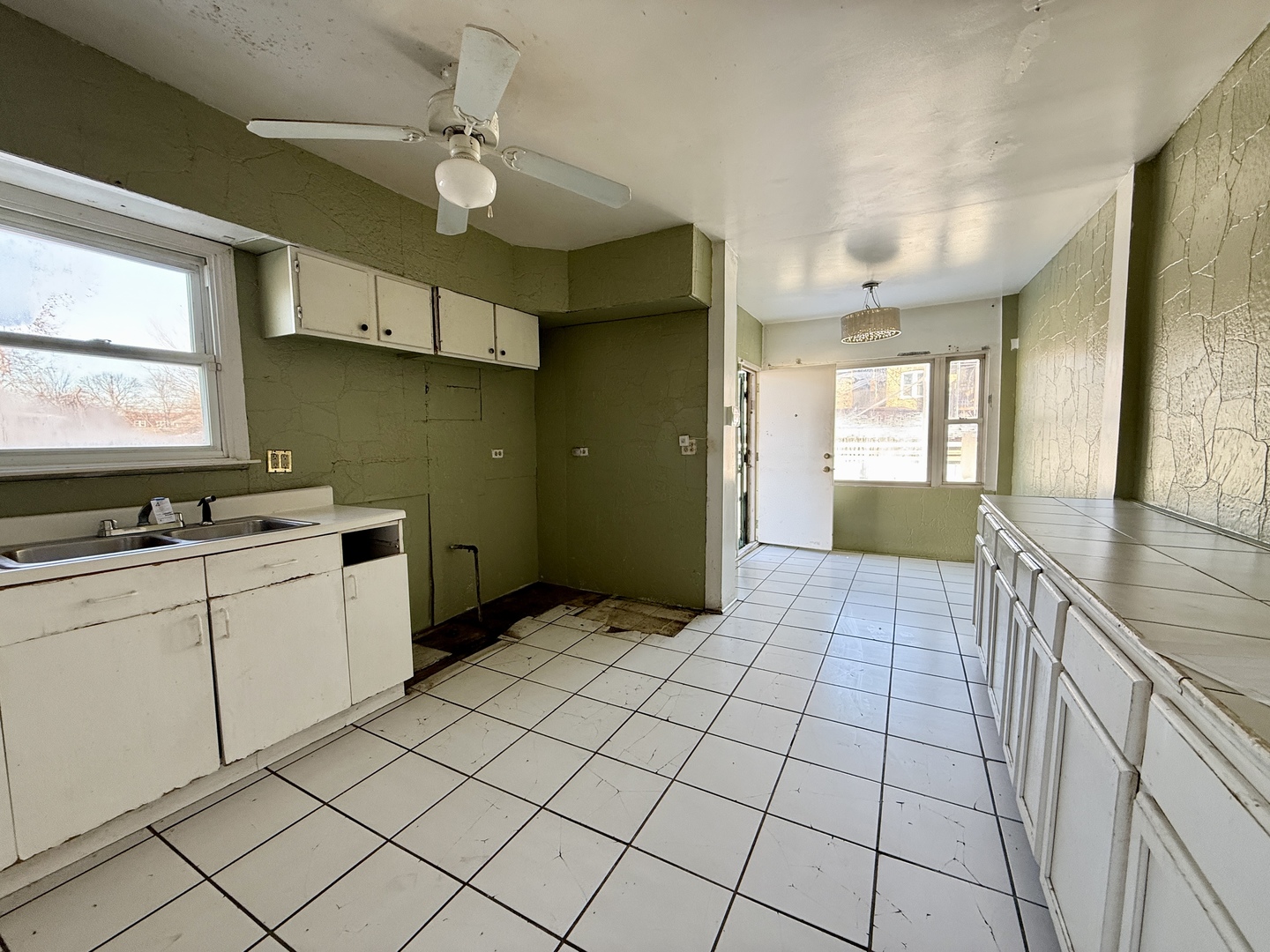 7741 S Oglesby Avenue, Chicago, IL 60649