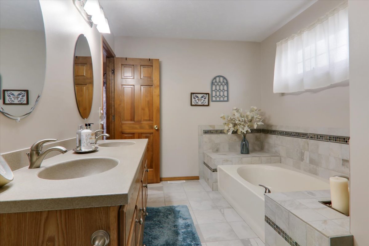 8 Minks Court, Bloomington, IL 61704