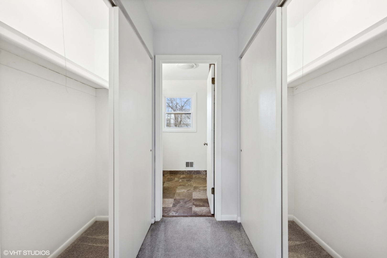 366 Ventura Club Drive, Roselle, IL 60172