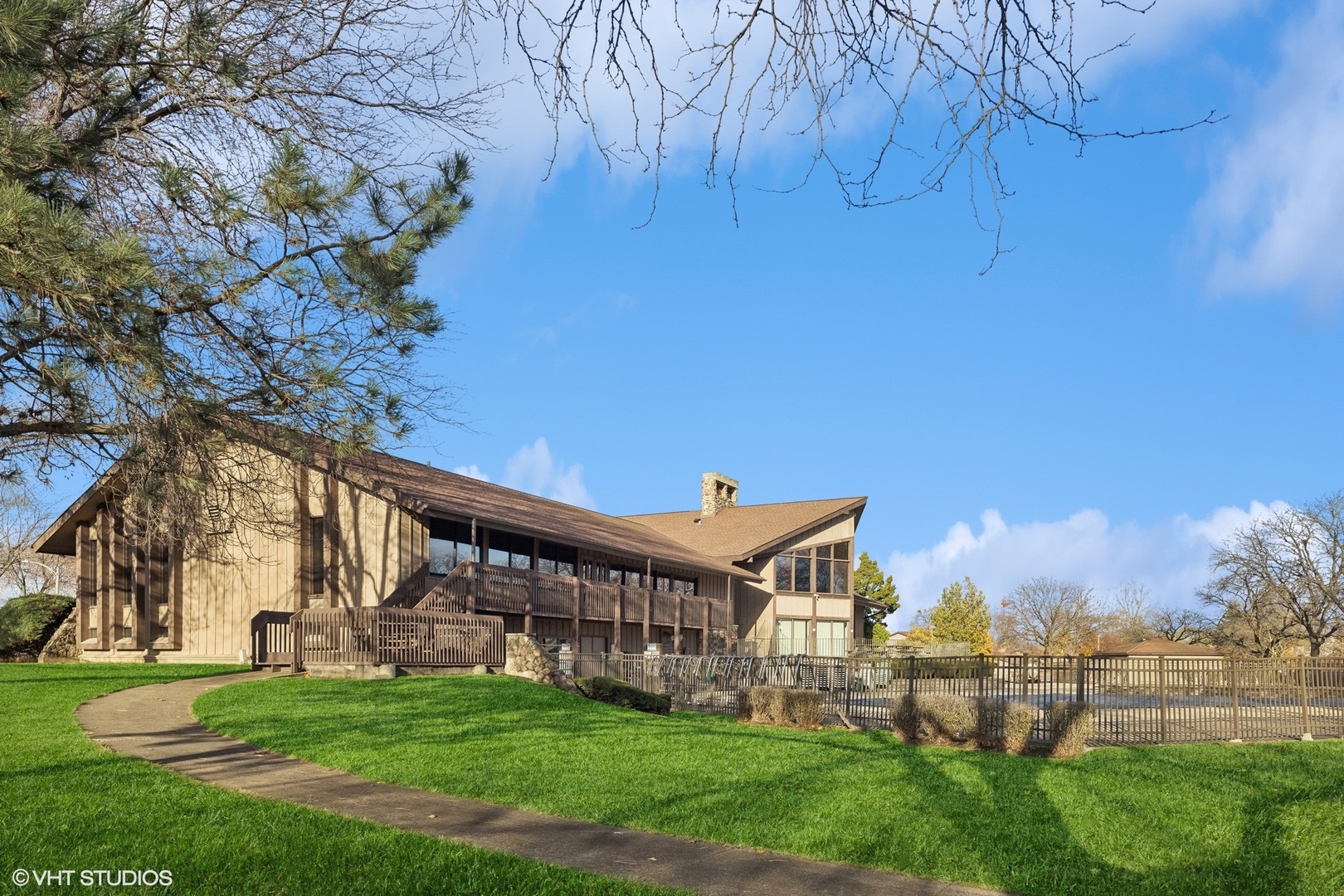 366 Ventura Club Drive, Roselle, IL 60172