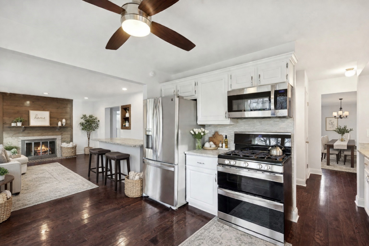 366 Ventura Club Drive, Roselle, IL 60172