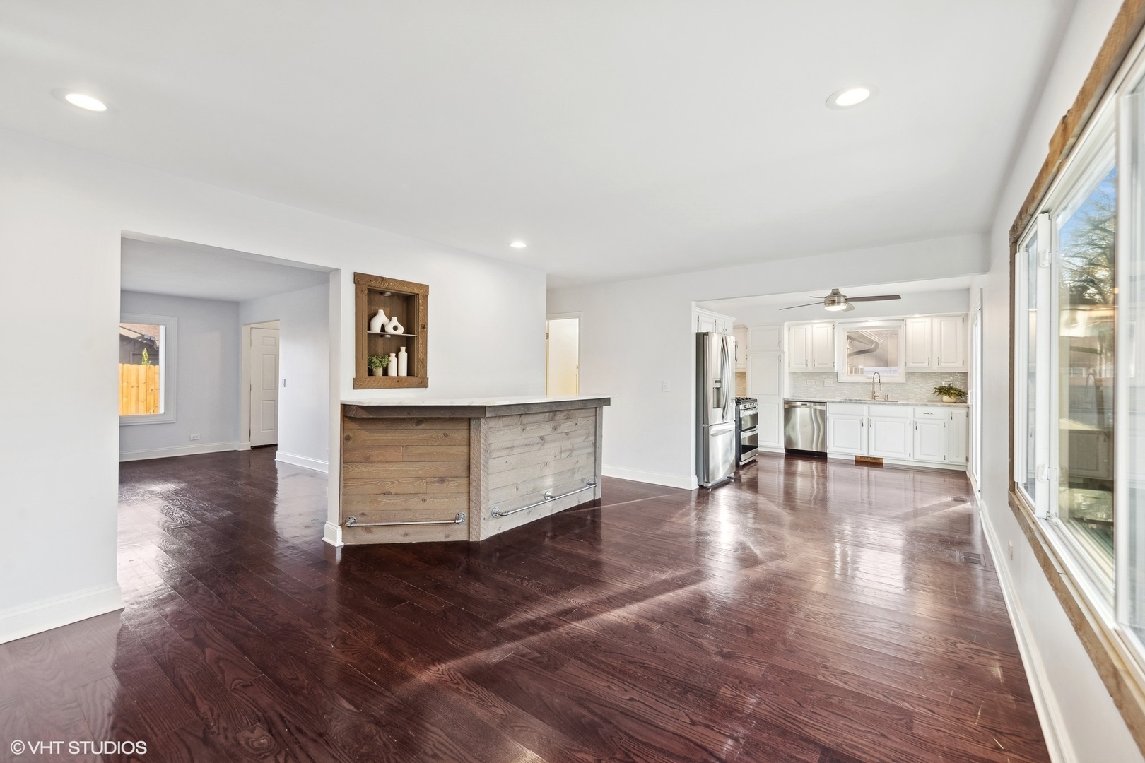 366 Ventura Club Drive, Roselle, IL 60172