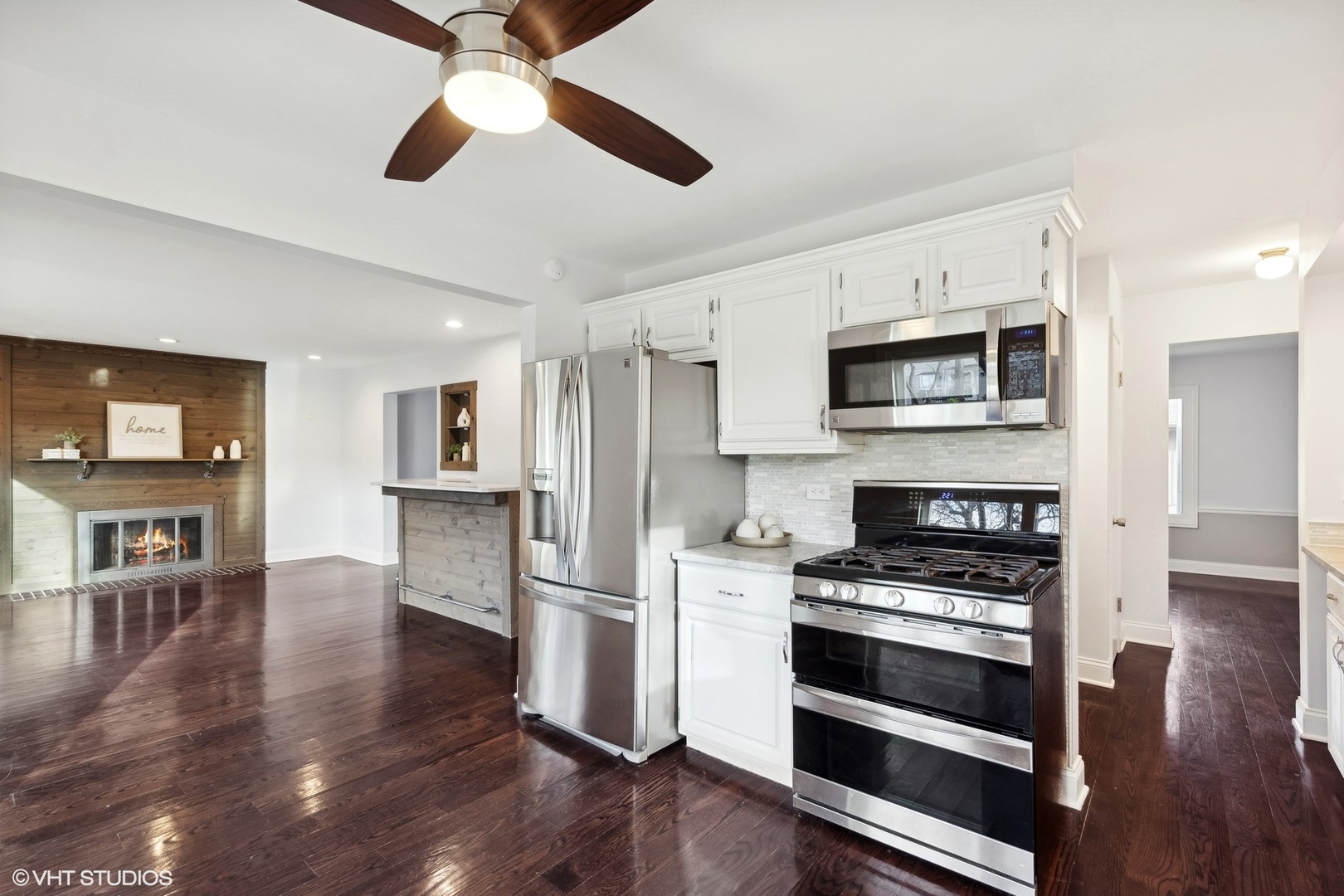 366 Ventura Club Drive, Roselle, IL 60172