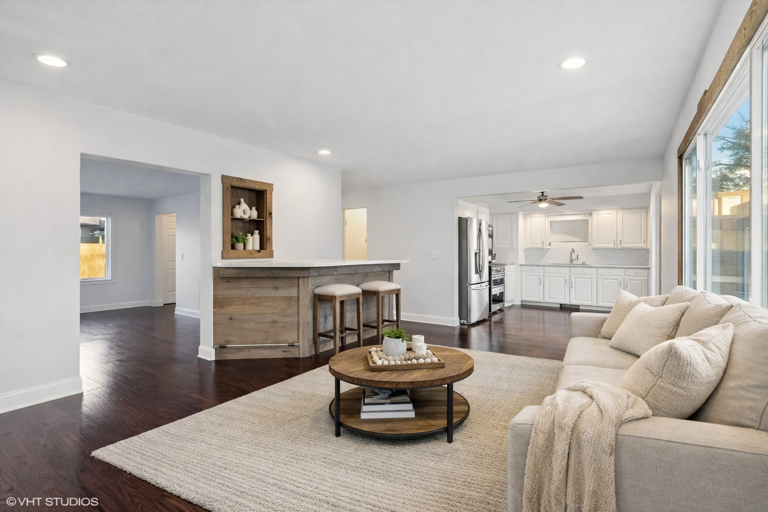 366 Ventura Club Drive, Roselle, IL 60172