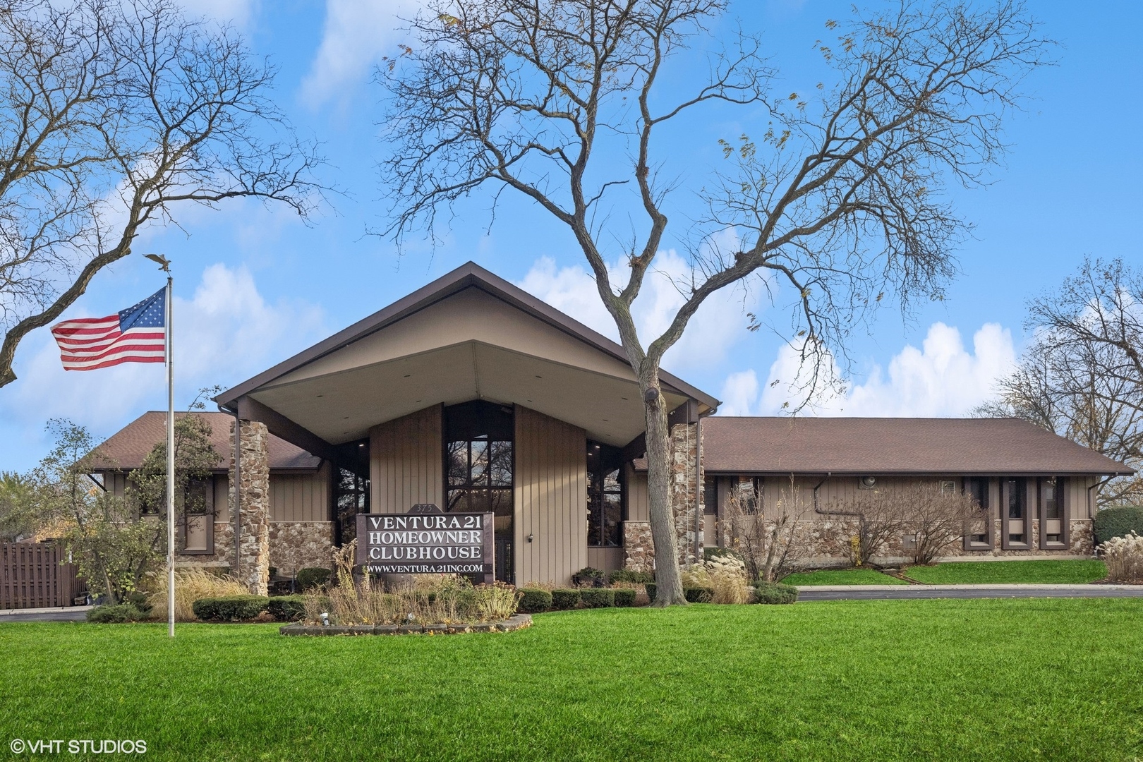 366 Ventura Club Drive, Roselle, IL 60172