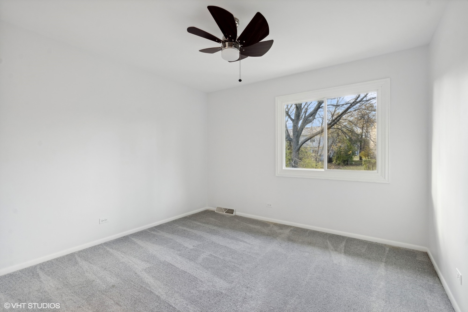 366 Ventura Club Drive, Roselle, IL 60172