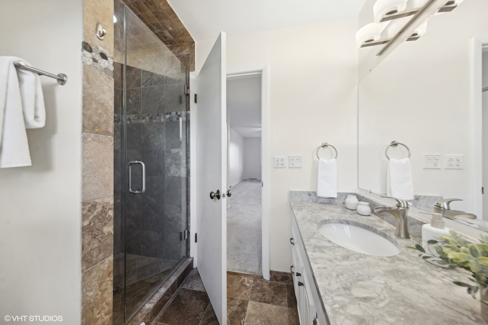 366 Ventura Club Drive, Roselle, IL 60172