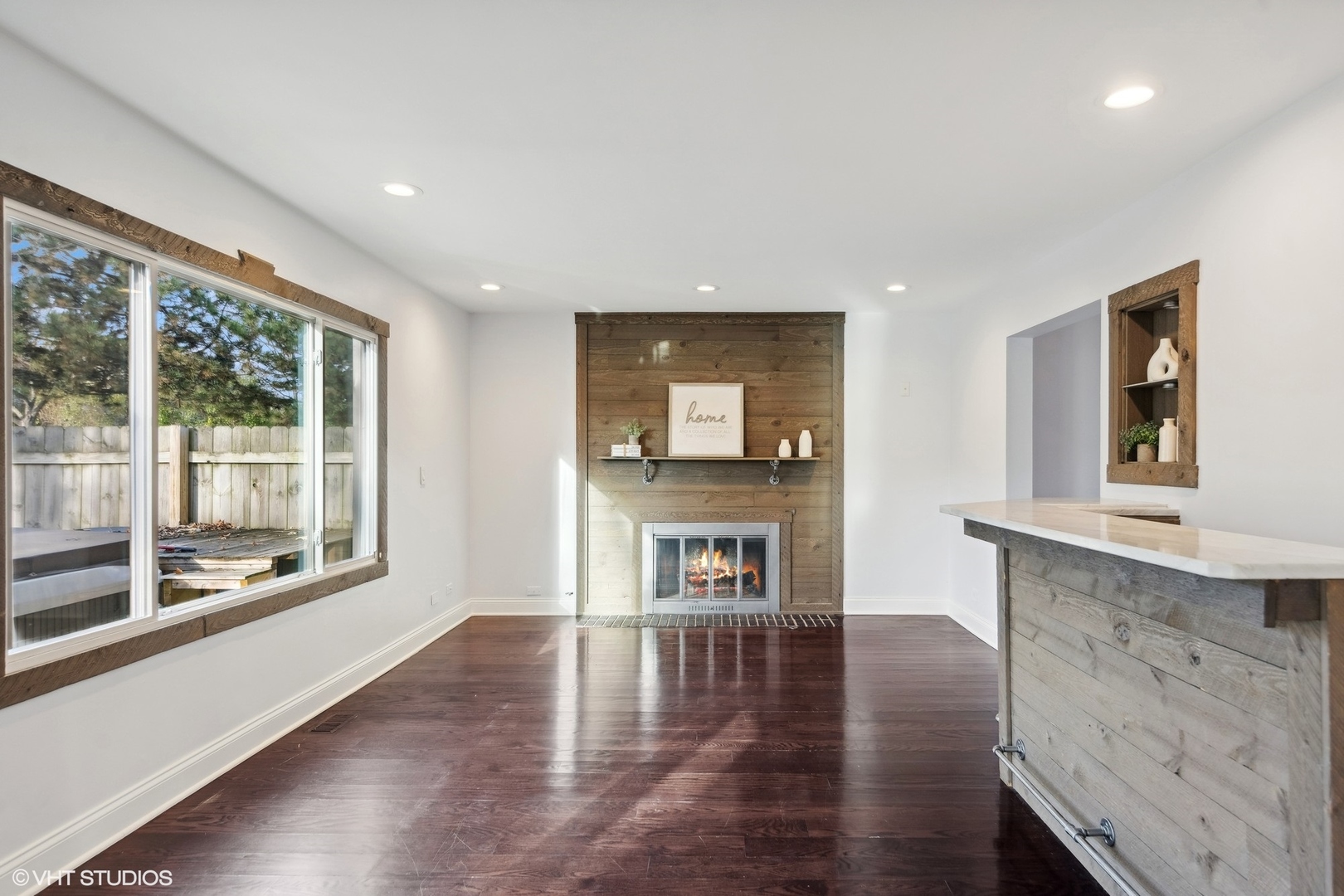 366 Ventura Club Drive, Roselle, IL 60172