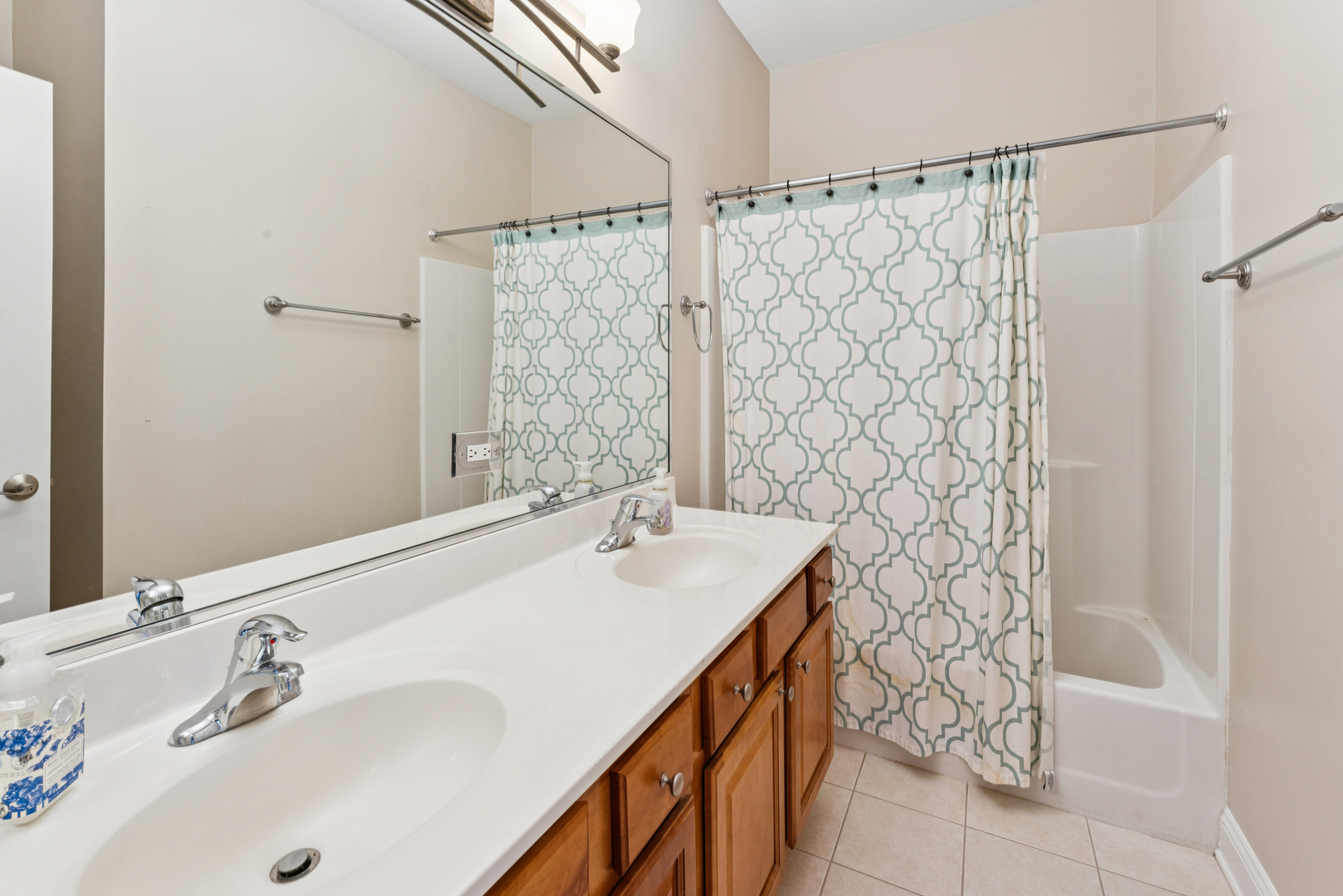 5 Illinois Avenue, Schaumburg, IL 60193