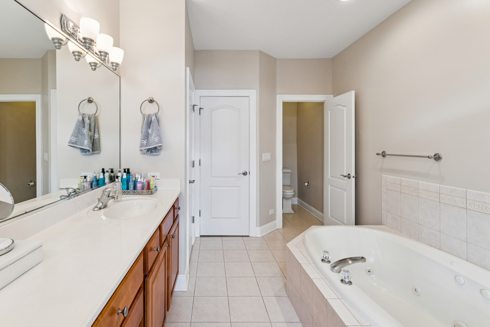 5 Illinois Avenue, Schaumburg, IL 60193