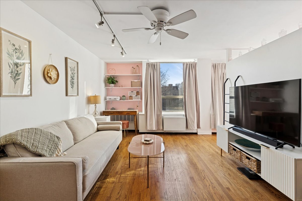 1355 N Sandburg Terrace #203D, Chicago, IL 60610