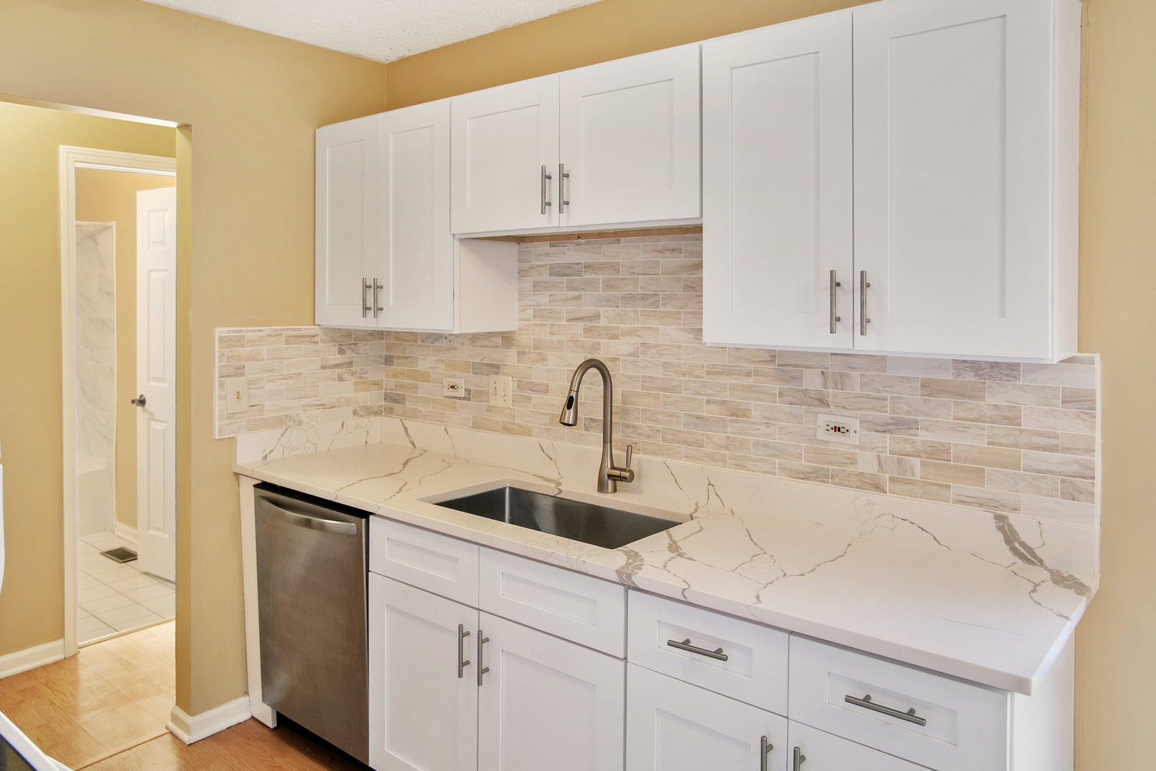 3382 FOX HILL Road, Aurora, IL 60504