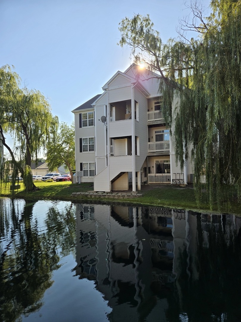 149 N Waters Edge Drive #F, Glendale Heights, IL 60139