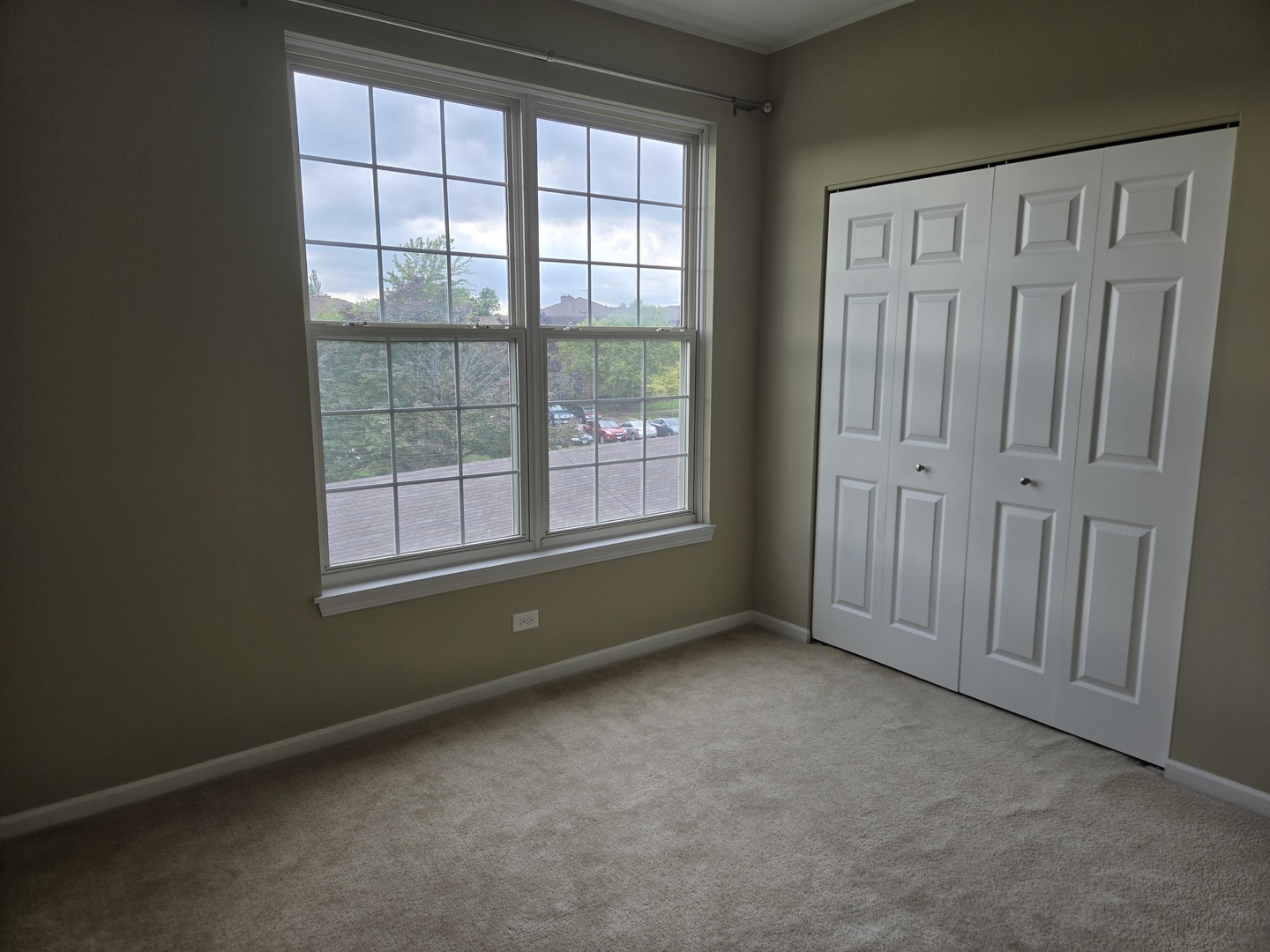 149 N Waters Edge Drive #F, Glendale Heights, IL 60139