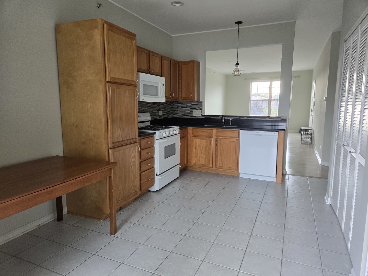 149 N Waters Edge Drive #F, Glendale Heights, IL 60139