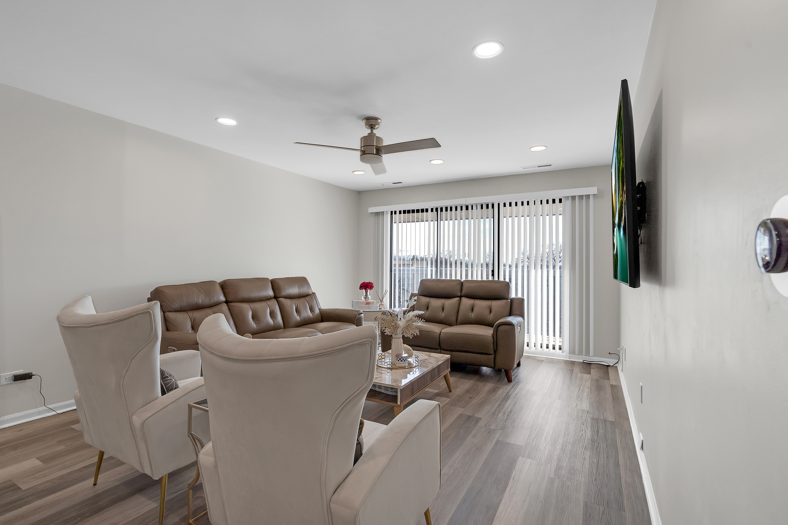 5200 Oakton Street #403, Skokie, IL 60077