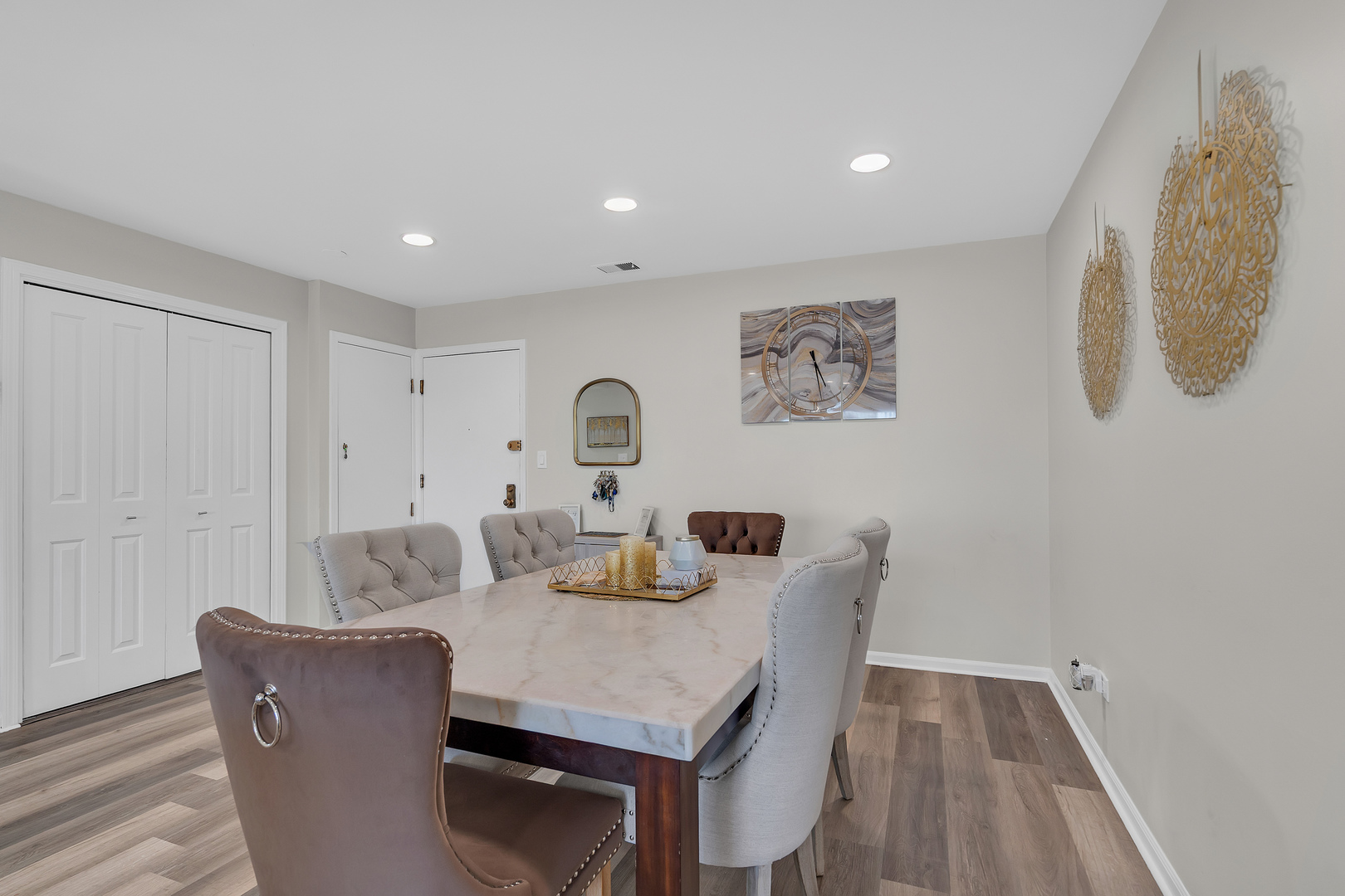 5200 Oakton Street #403, Skokie, IL 60077