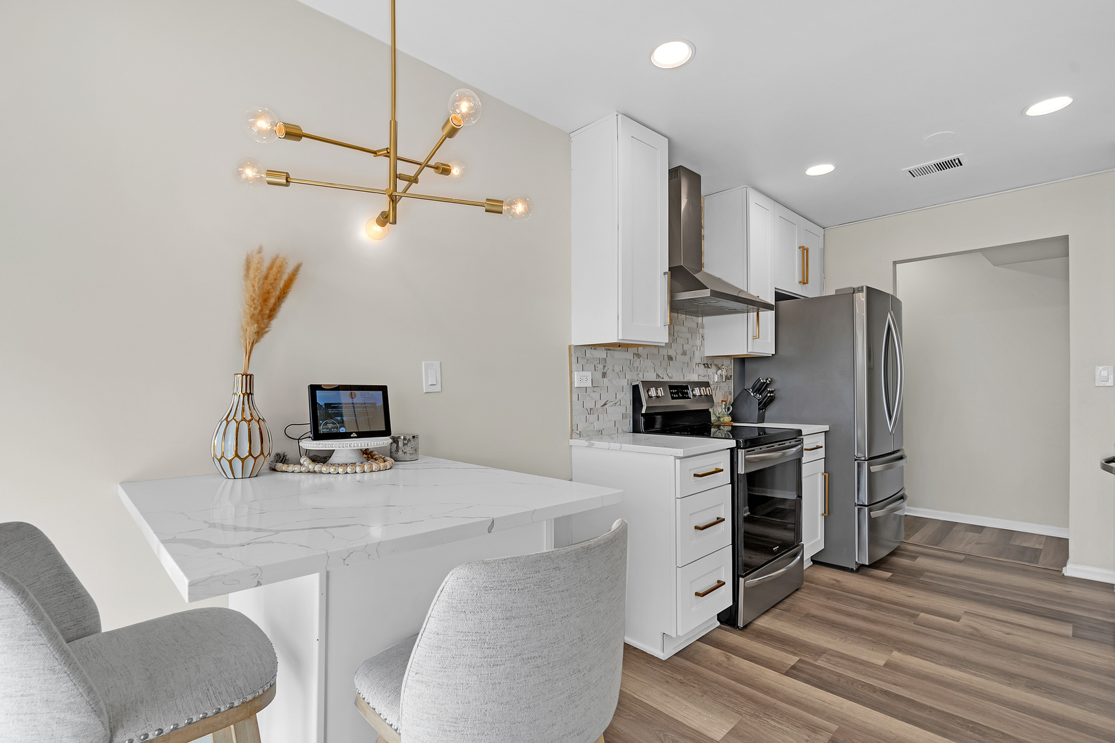 5200 Oakton Street #403, Skokie, IL 60077