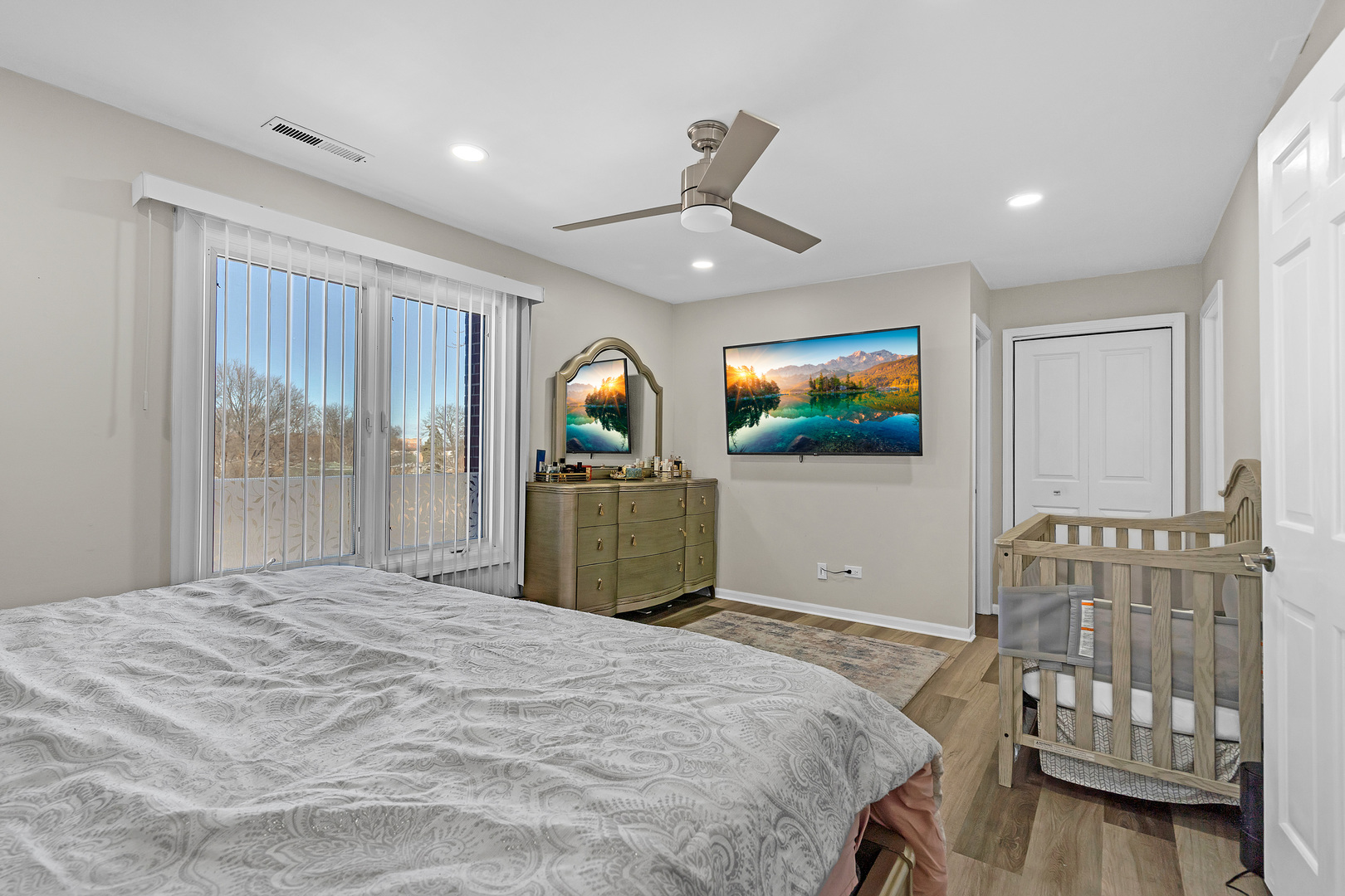 5200 Oakton Street #403, Skokie, IL 60077