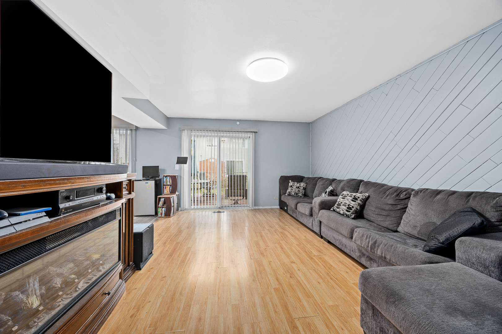 1823 Whaler Lane, Hanover Park, IL 60133