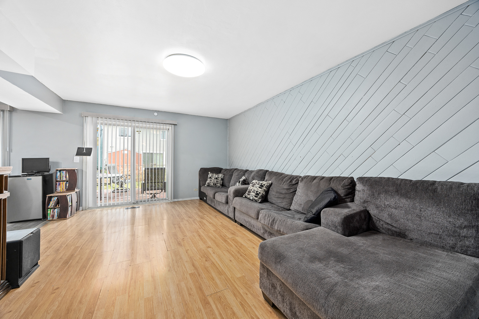 1823 Whaler Lane, Hanover Park, IL 60133