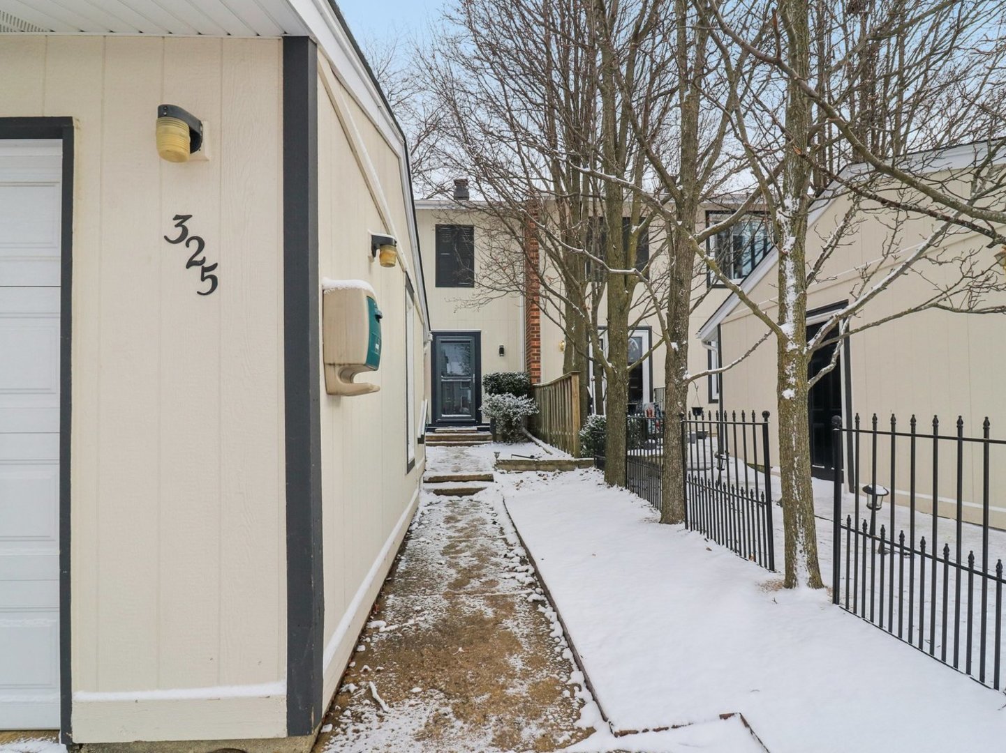 325 Colony Green Drive, Bloomingdale, IL 60108