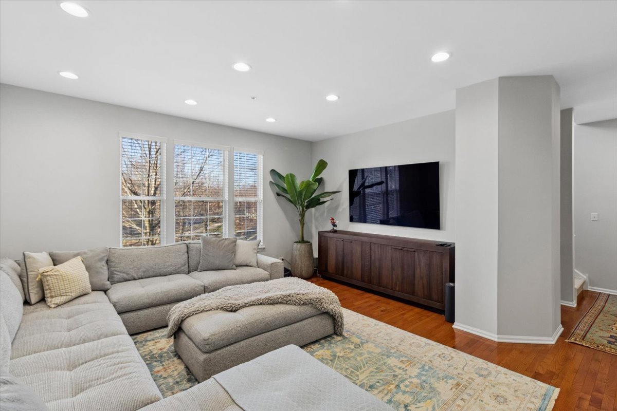 2609 N Greenwood Avenue, Arlington Heights, IL 60004