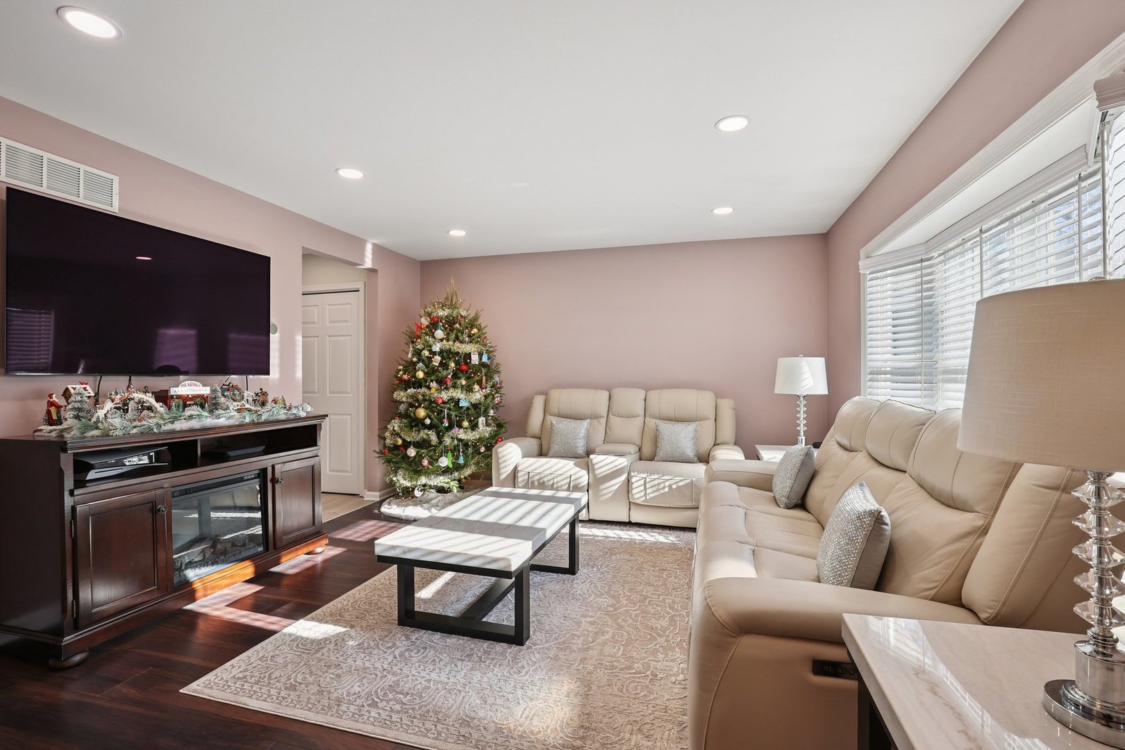 639 W Comstock Avenue, Elmhurst, IL 60126