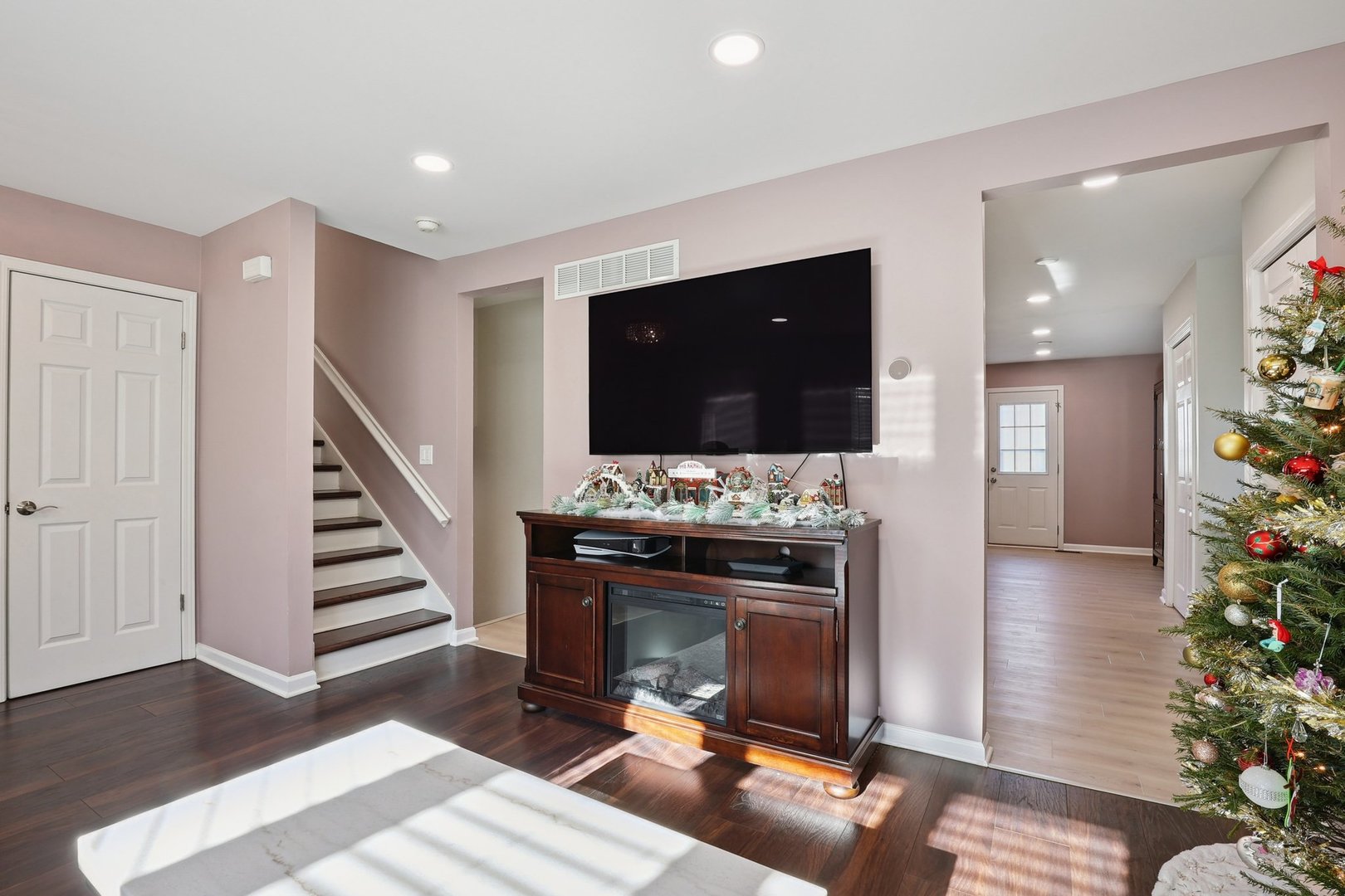 639 W Comstock Avenue, Elmhurst, IL 60126