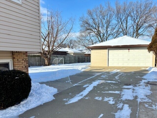 7642 W 92ND Place, Hickory Hills, IL 60457