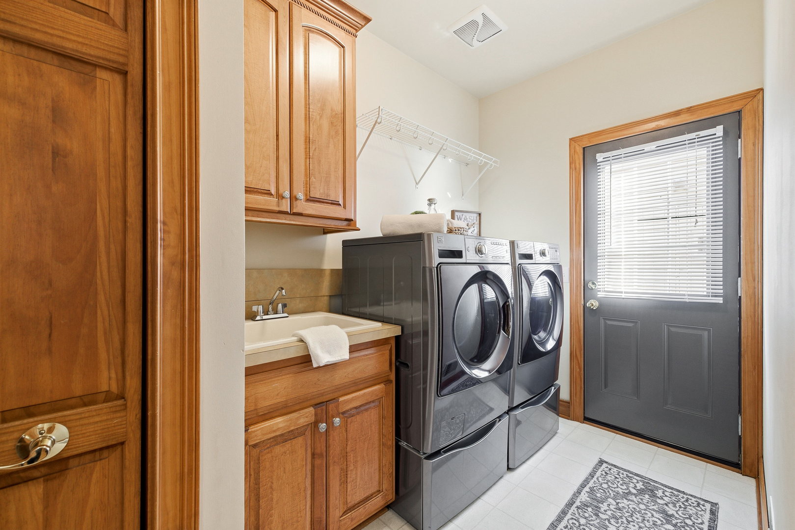 207 Long Beach Road, Oswego, IL 60543