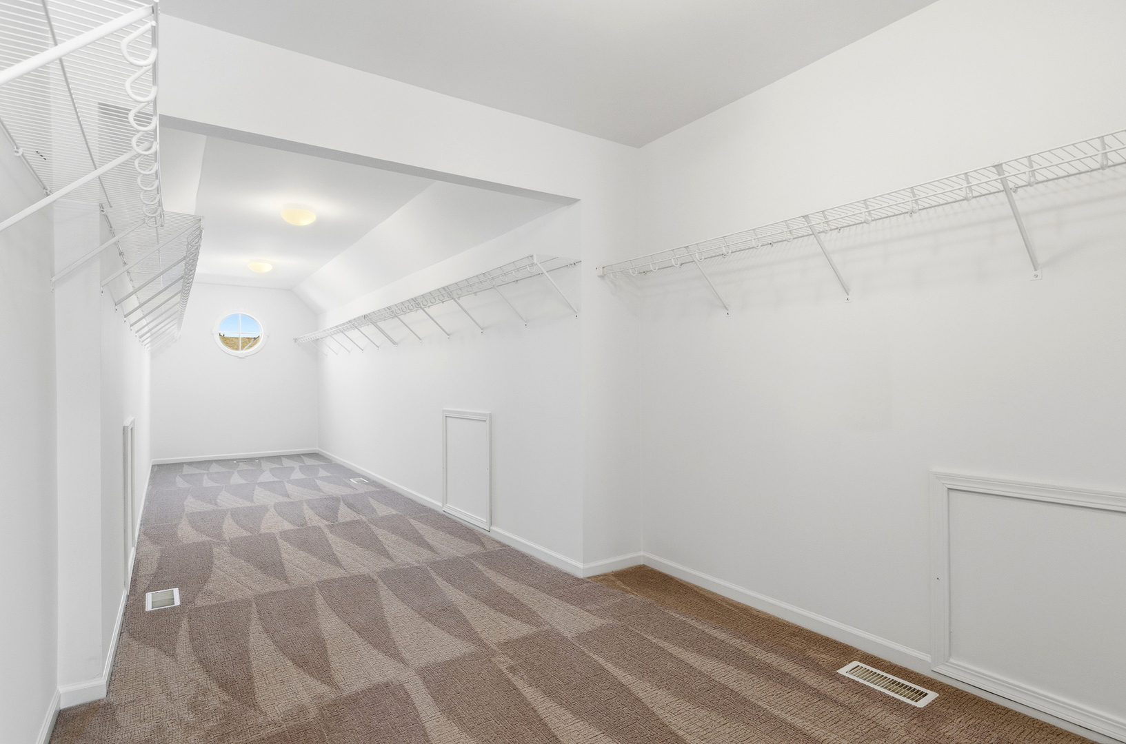 207 Long Beach Road, Oswego, IL 60543