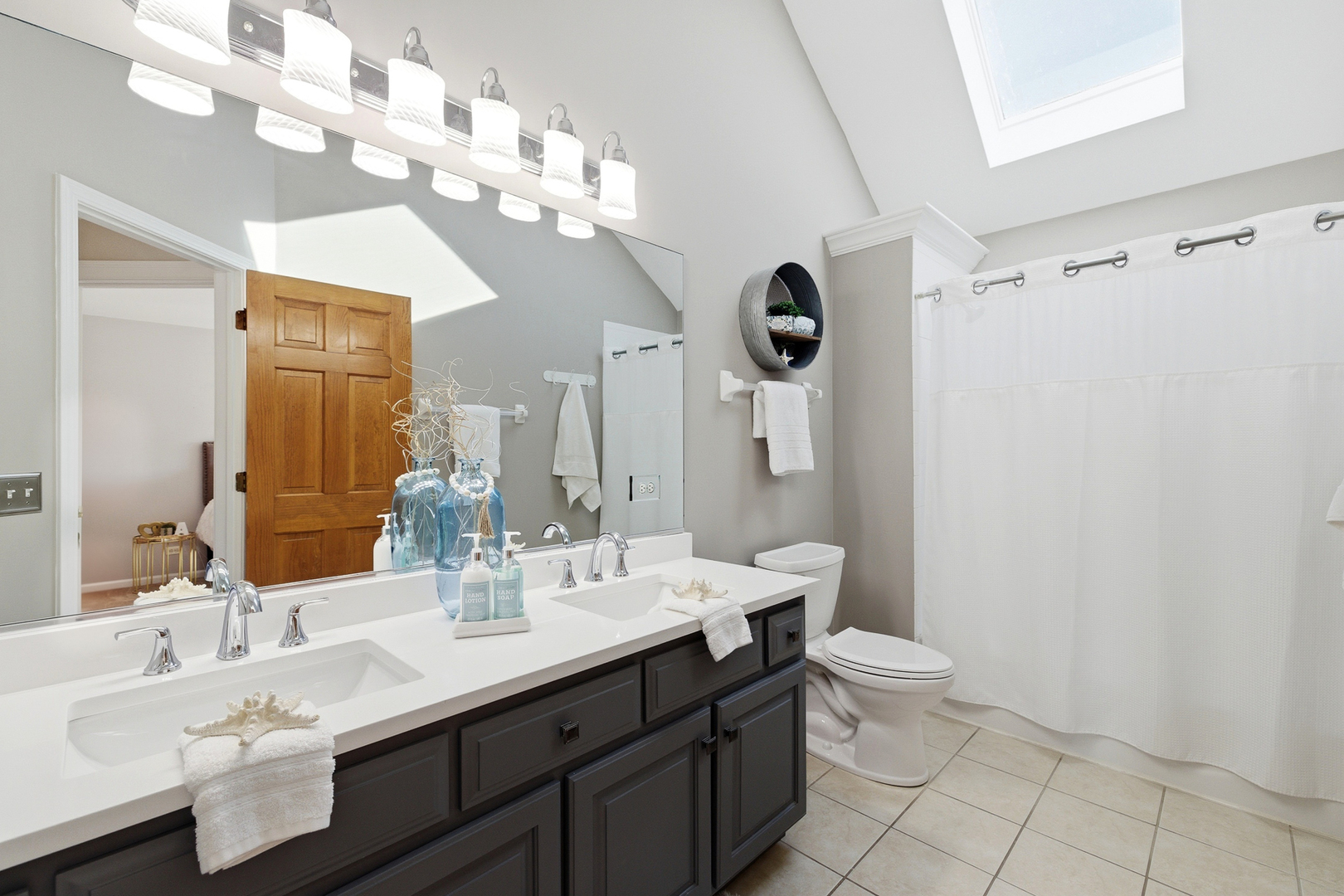 207 Long Beach Road, Oswego, IL 60543