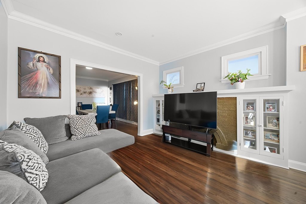 6047 S Richmond Street, Chicago, IL 60629