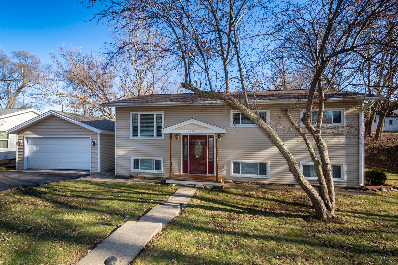 424 Woodland Avenue, Wauconda, IL 60084