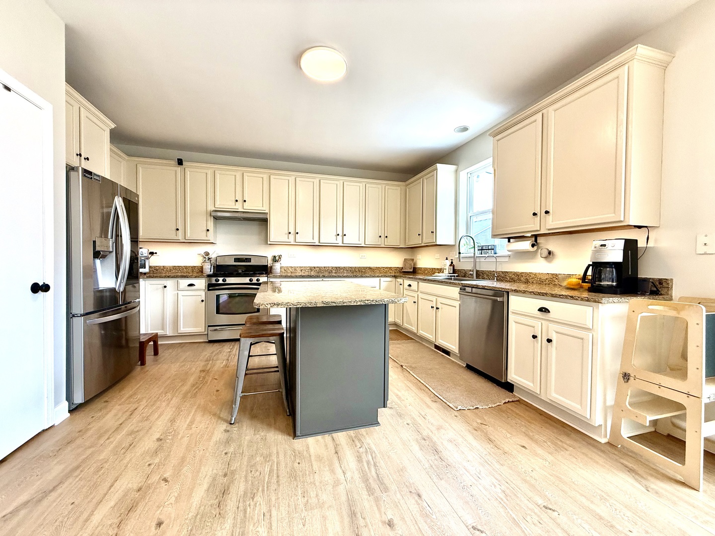 611 Paris Avenue, Oswego, IL 60543