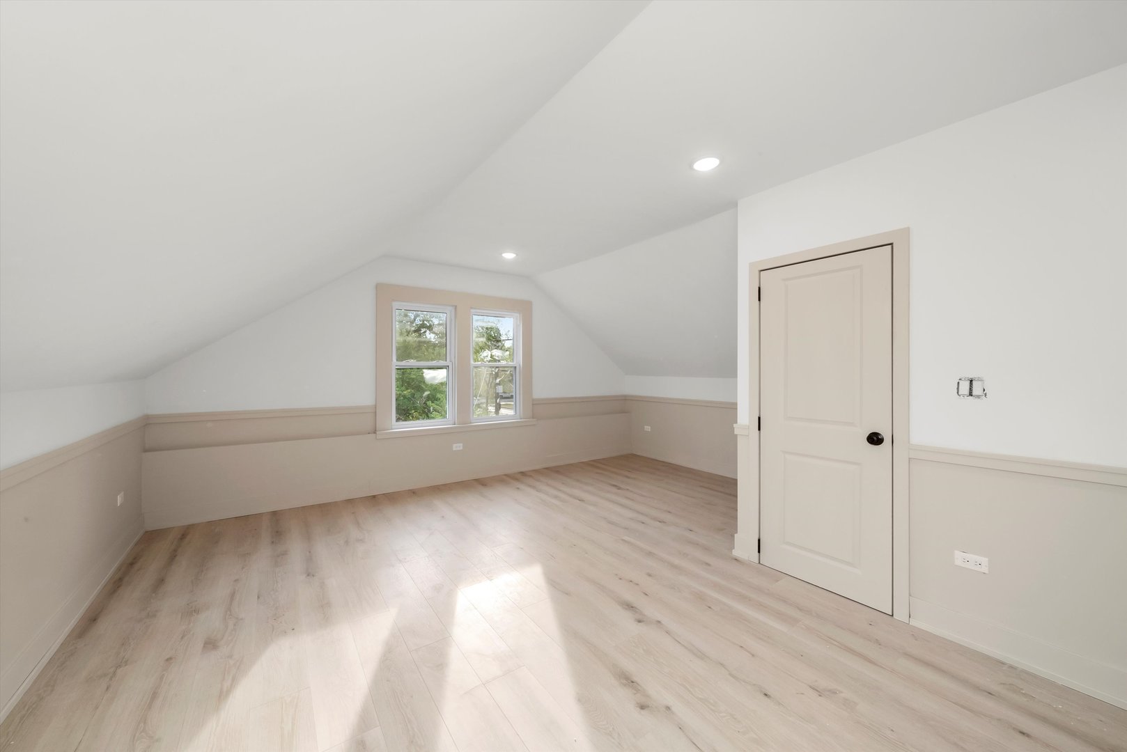 7955 S Colfax Avenue, Chicago, IL 60617