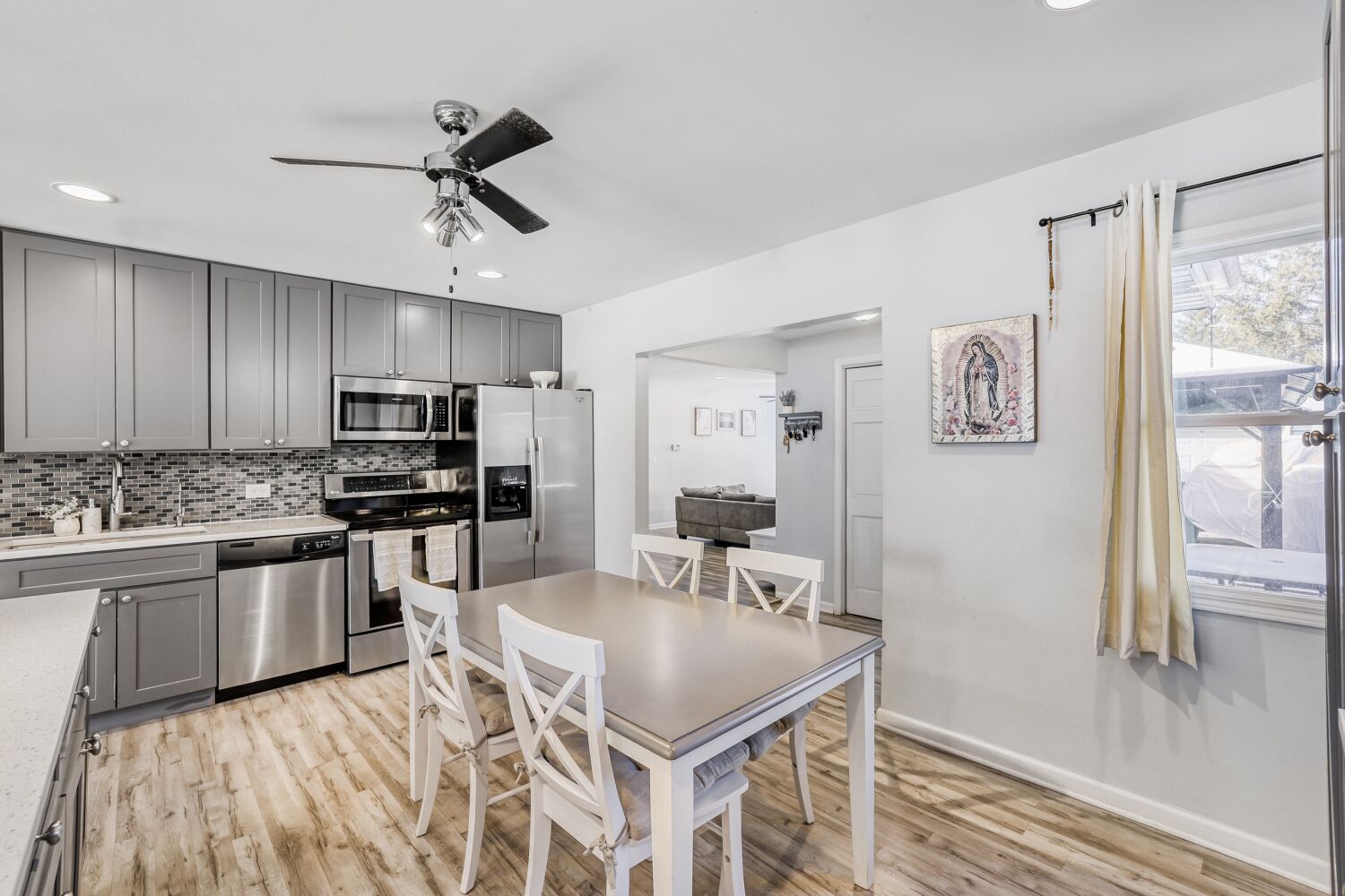 290 Oakwood Drive, Antioch, IL 60002