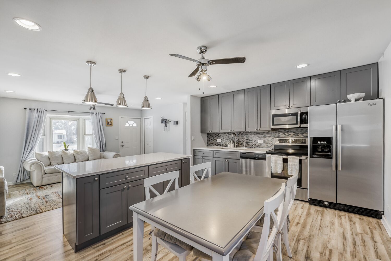 290 Oakwood Drive, Antioch, IL 60002