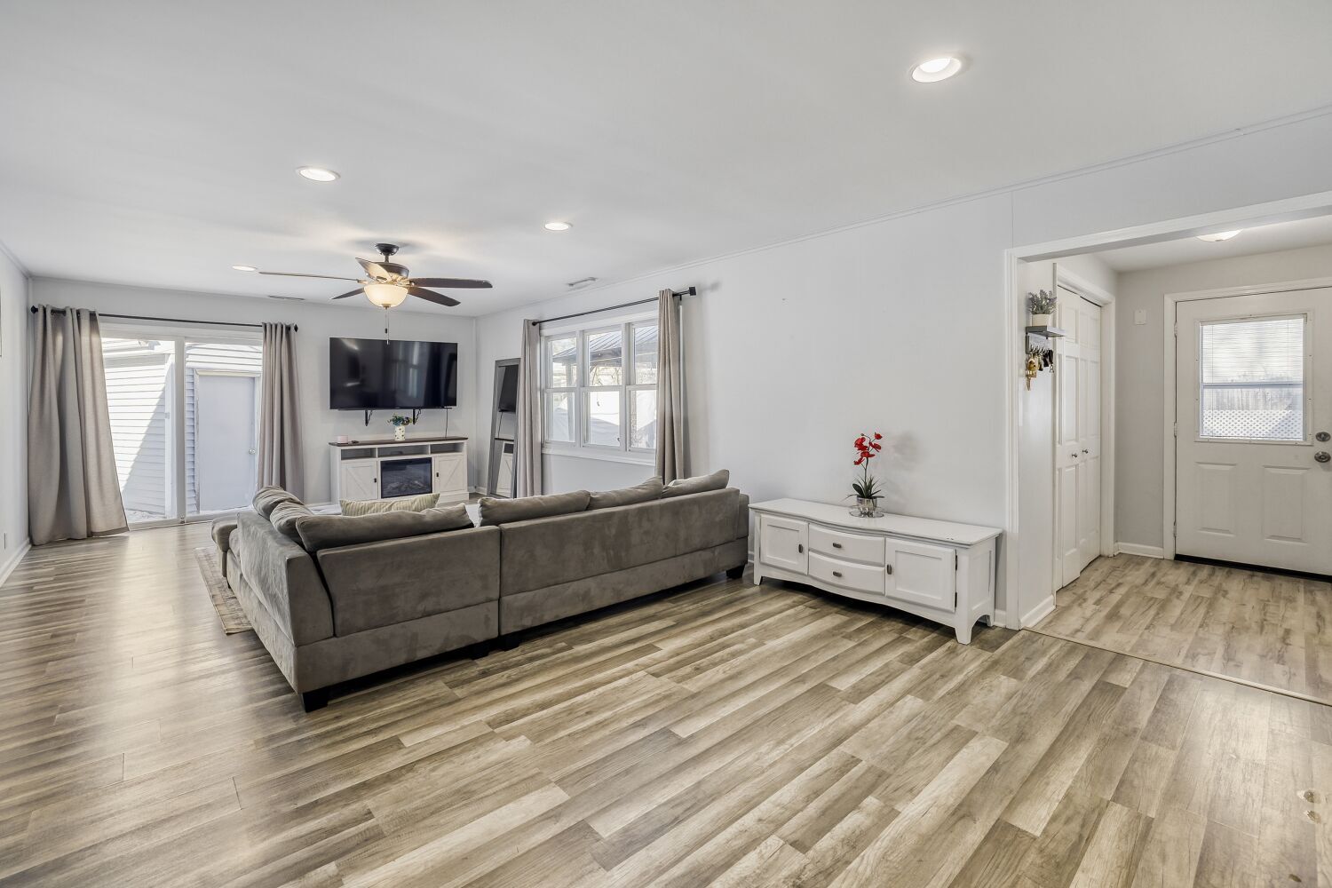 290 Oakwood Drive, Antioch, IL 60002